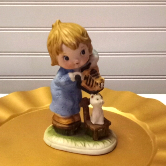 VTG- Royal Crown Child Photographer with Kitten Figurine - Picture 8 of 10